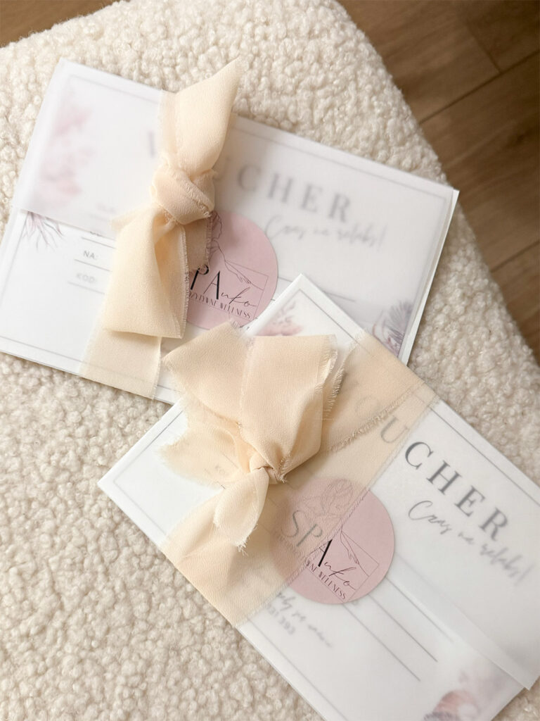 Pięknie zapakowany na prezent voucher do spa - SPAnko Wellnes w Warszawie na Wilanowie. Gotowy prezent, który możesz wręczyć każdemu.